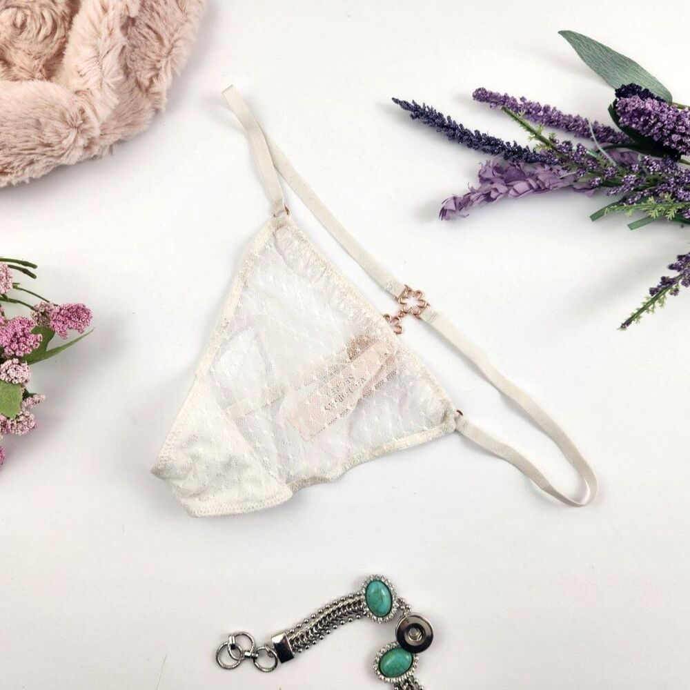 MEDIUM {Victoria's Secret} White Lace {Flower} Chain Thong